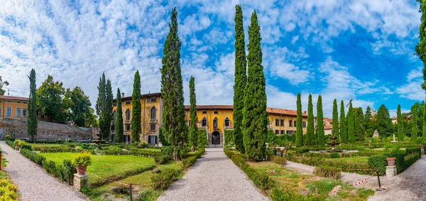 Verona, İtalya, 26 Ağustos 2021: İtalyan şehri Verona 'da Palazzo Giusti