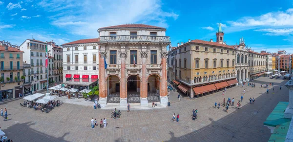 Vicenza, İtalya, 29 Ağustos 2021: İtalya 'nın Vicenza kentindeki Piazza dei Signori Meydanı' ndaki St. Vincent Kilisesi.