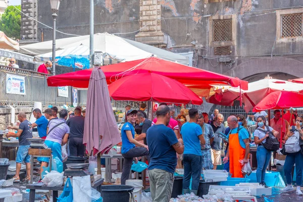 Catania, İtalya, 5 Eylül 2021: Catania, Sicilya, İtalya 'da ünlü bir cumartesi balık pazarı.
