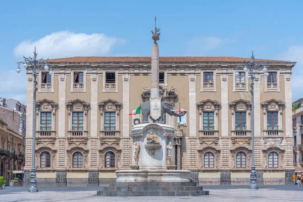 Katanya, İtalya, 5 Eylül 2021: Aziz Agrita katedrali ve İtalya, Sicilya 'da bir fil çeşmesi tarafından domine edilen Piazza Duomo manzarası.