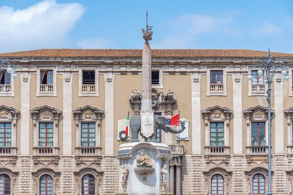 Katanya, İtalya, 5 Eylül 2021: Aziz Agrita katedrali ve İtalya, Sicilya 'da bir fil çeşmesi tarafından domine edilen Piazza Duomo manzarası.