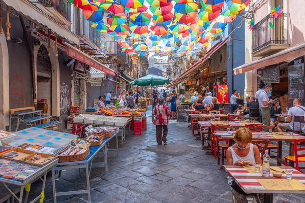 Catania, İtalya, 1 Eylül 2021: Catania 'da bir pazar caddesinin görüntüsü