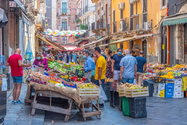 Catania, İtalya, 1 Eylül 2021: Catania 'da bir pazar caddesinin görüntüsü