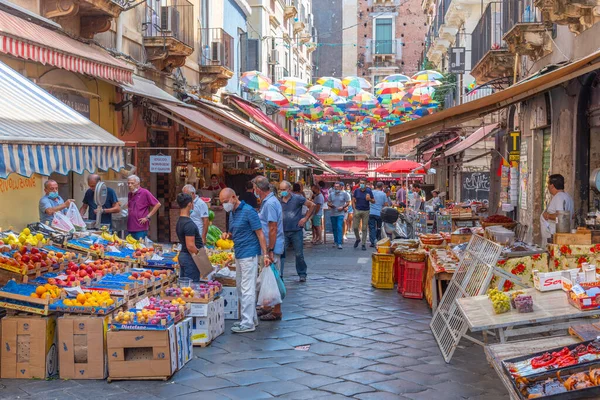Catania, İtalya, 1 Eylül 2021: Catania 'da bir pazar caddesinin görüntüsü