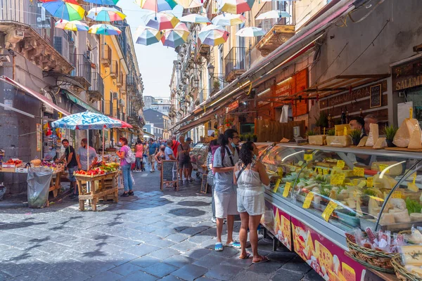 Catania, İtalya, 1 Eylül 2021: Catania 'da bir pazar caddesinin görüntüsü