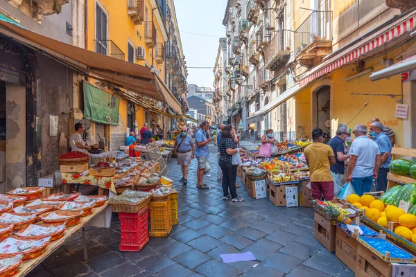 Catania, İtalya, 1 Eylül 2021: Catania 'da bir pazar caddesinin görüntüsü