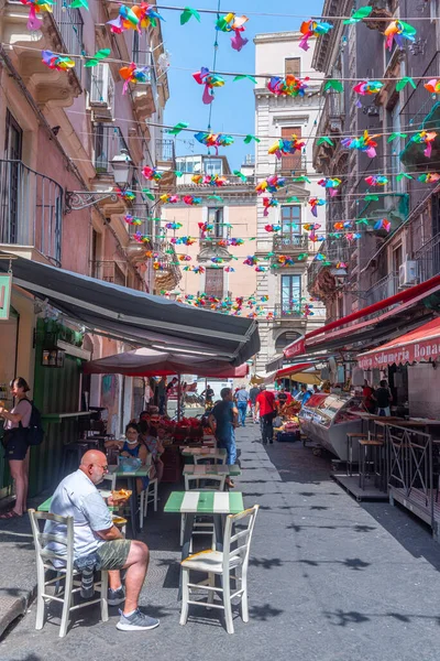 Catania, İtalya, 1 Eylül 2021: Catania 'da bir pazar caddesinin görüntüsü