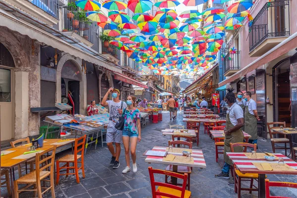 Catania, İtalya, 1 Eylül 2021: Catania 'da bir pazar caddesinin görüntüsü