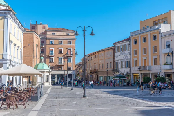 Rimini Italië September 2021 Mensen Passeren Piazza Martiri Italiaanse Stad — Stockfoto