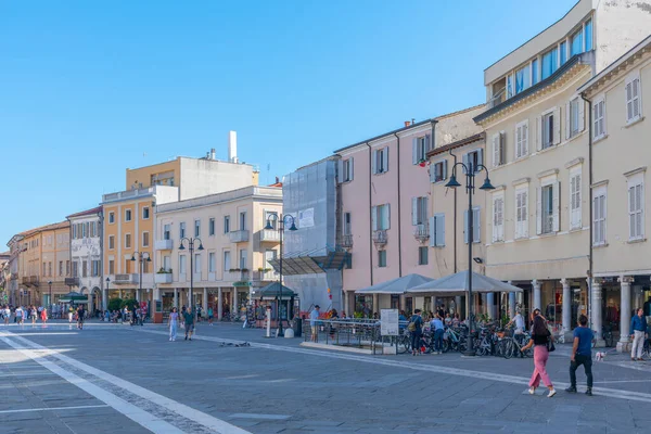 Rimini, İtalya, 2 Eylül 2021: İtalya 'nın Rimini şehrinde insanlar Piazza Martiri' den geçiyor..