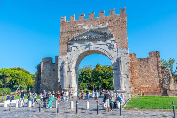 Римини Италия Сентября 2021 Года Люди Проходят Через Арку Августа — стоковое фото
