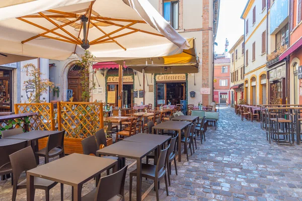 İtalyan şehri Rini 'deki restoranlar..