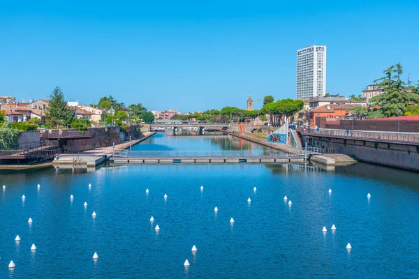 Rimini, İtalya, 2 Eylül 2021: İtalya 'da bir kanal görüntüsü.