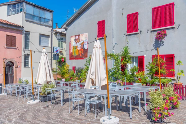 Rimini, İtalya, 2 Eylül 2021: İtalyan kenti Rini 'de renkli bir sokakta restoranlar.