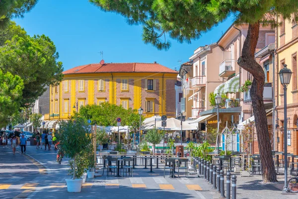 Rimini, İtalya, 2 Eylül 2021: İtalyan kenti Rini 'de renkli bir sokakta restoranlar.