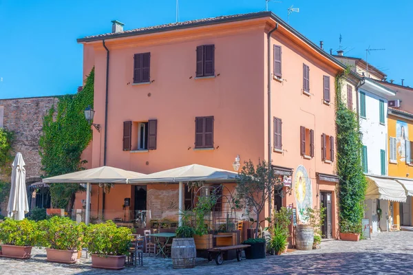 Rimini, İtalya, 2 Eylül 2021: İtalyan kenti Rini 'de renkli bir sokakta restoranlar.