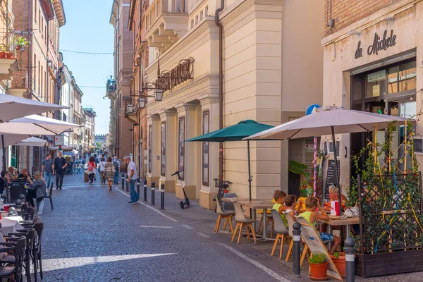 Rimini Włochy Września 2021 Wąska Ulica Centrum Włoskiego Miasta Rimini — Zdjęcie stockowe