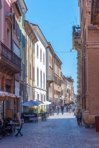 Rimini, İtalya, 2 Eylül 2021: İtalyan kasabası Rimini 'nin merkezinde Dar Sokak.