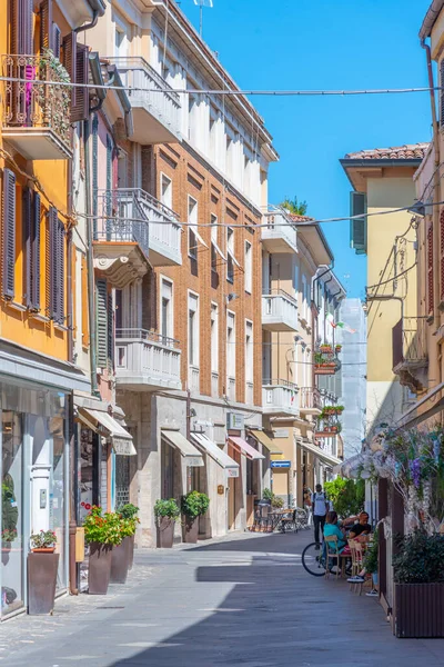 Rimini, İtalya, 2 Eylül 2021: İtalyan kasabası Rimini 'nin merkezinde Dar Sokak.