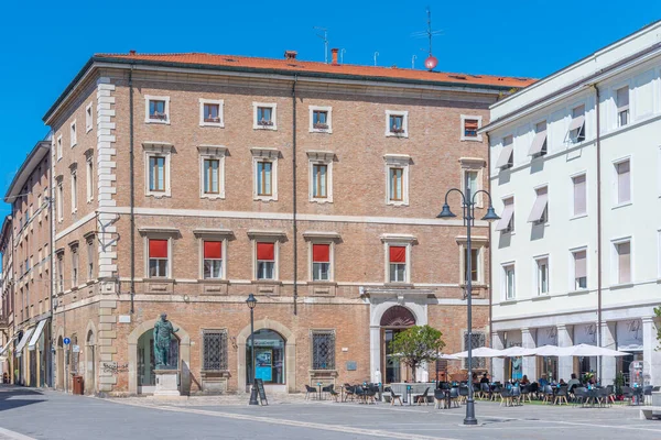 Rimini Italië September 2021 Mensen Passeren Piazza Martiri Italiaanse Stad — Stockfoto