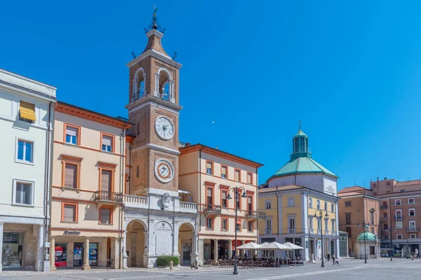 Rimini Italië September 2021 Mensen Passeren Een Klokkentoren Het Piazza — Stockfoto