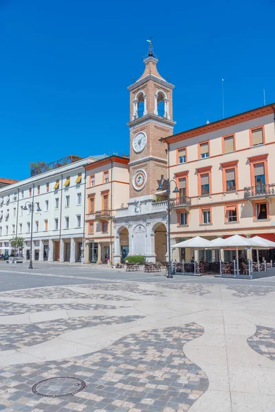 Rimini Settembre 2021 Gente Passa Una Torre Dell Orologio Piazza — Foto Stock