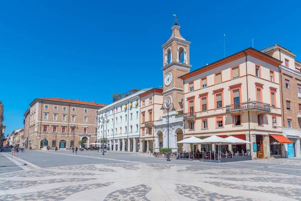 Rimini Italië September 2021 Mensen Passeren Een Klokkentoren Het Piazza — Stockfoto