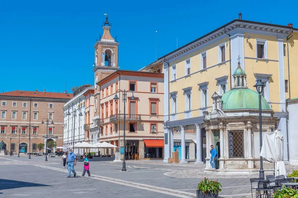 Rimini Italy September 2021 People Passing Clock Tower Piazza Martiri — Stock Photo, Image