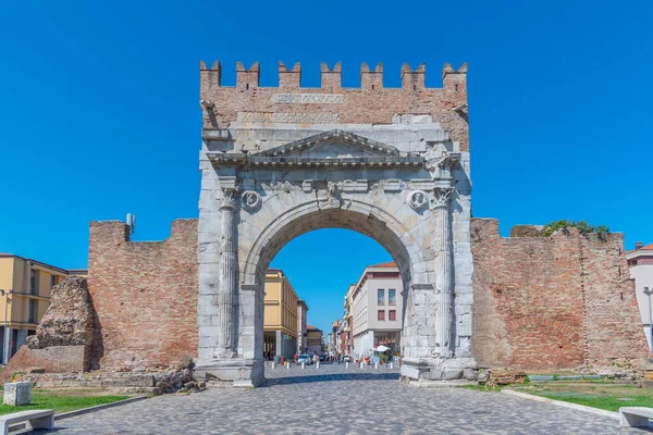 Rimini, İtalya, 2 Eylül 2021: İnsanlar İtalya 'nın Rimini şehrindeki Piazza Martiri' de bir saat kulesinin önünden geçiyorlar..