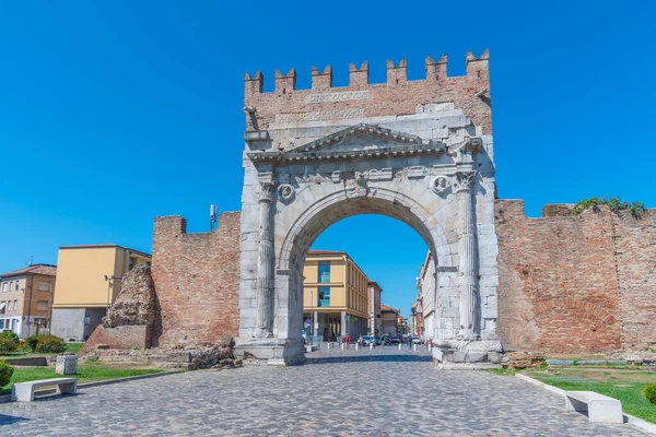 Rimini, İtalya, 2 Eylül 2021: İnsanlar İtalya 'nın Rimini şehrindeki Piazza Martiri' de bir saat kulesinin önünden geçiyorlar..