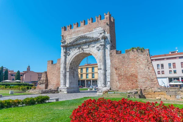 Rimini, İtalya, 2 Eylül 2021: İnsanlar İtalya 'nın Rimini şehrindeki Piazza Martiri' de bir saat kulesinin önünden geçiyorlar..