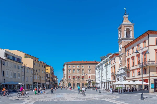 Rimini Italië September 2021 Mensen Passeren Een Klokkentoren Het Piazza — Stockfoto
