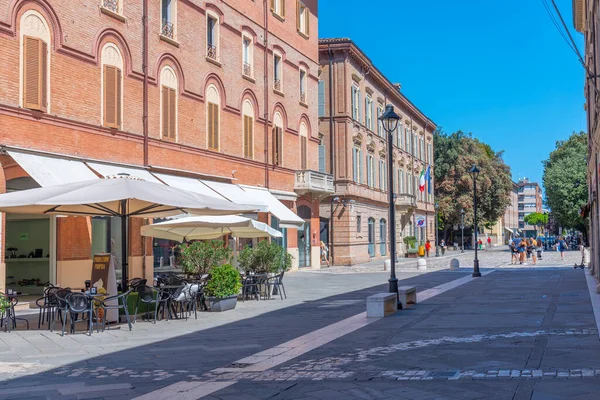 Rimini, İtalya, 2 Eylül 2021: İtalyan kasabası Rimini 'nin merkezinde Dar Sokak.