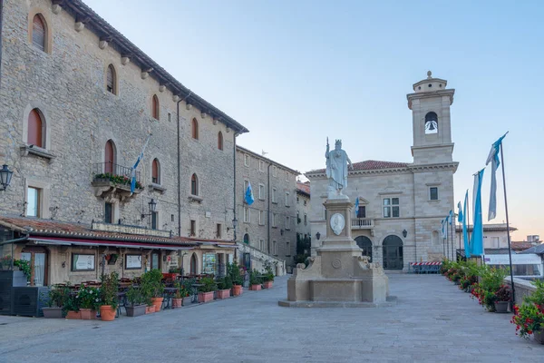 Citta di San Marino, San Marino, 2 Eylül 2021: San Marino Cumhuriyeti Piazza della liberta 'daki tarihi bir binanın gündoğumu manzarası.
