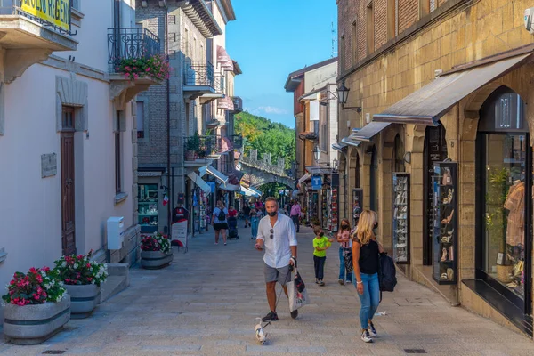 Citta di San Marino, San Marino, 1 Eylül 2021: Eski San Marino kasabasındaki Narrow Caddesi.