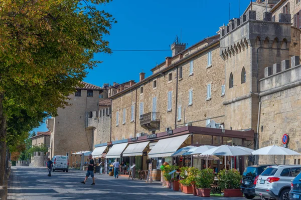 Citta di San Marino, San Marino, 1 Eylül 2021: Eski San Marino kasabasındaki Narrow Caddesi.