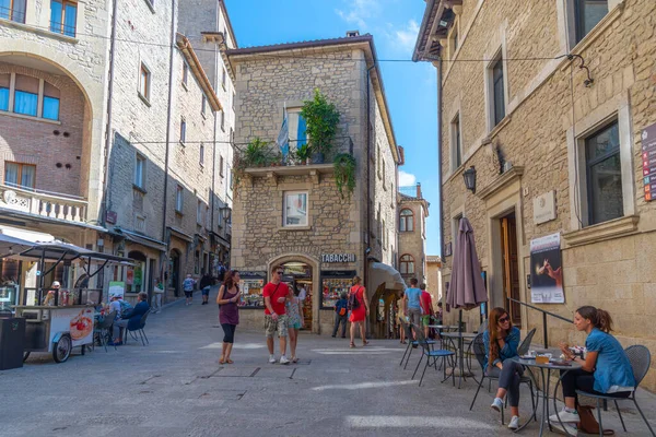 Citta di San Marino, San Marino, 1 Eylül 2021: Eski San Marino kasabasındaki Narrow Caddesi.