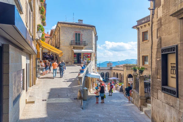 Citta di San Marino, San Marino, 1 Eylül 2021: Eski San Marino kasabasındaki Narrow Caddesi.