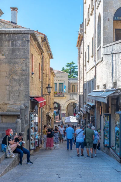 Citta di San Marino, San Marino, 1 Eylül 2021: Eski San Marino kasabasındaki Narrow Caddesi.
