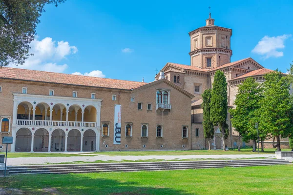 Ravenna, İtalya, 1 Eylül 2021: İtalyan Ravenna kentindeki modern sanat müzesine bakış.