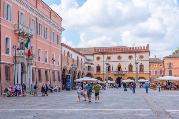 Ravenna, İtalya, 1 Eylül 2021: İtalyan kenti Ravenna 'daki Piazza del Popolo' da belediye binası.