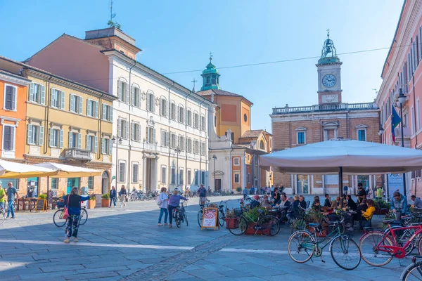 Ravenna, İtalya, 1 Eylül 2021: İtalyan kenti Ravenna 'da insanlar Piazza del Popolo' da geziniyor.