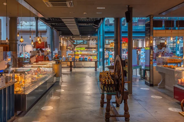 Ravenna, İtalya, 1 Eylül 2021: İtalyan kenti Ravenna 'da kapalı pazarın içi.