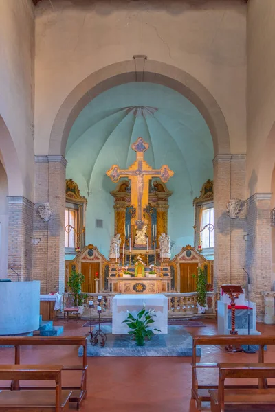 Ravenna, İtalya, 1 Eylül 2021: İtalya 'nın Ravenna kentinde Santa Maria Maggiore Bazilikasının içi.