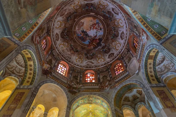 Ravenna, İtalya, 1 Eylül 2021: İtalyan kenti Ravenna 'da San Vitale Bazilikası içindeki dekorasyon.