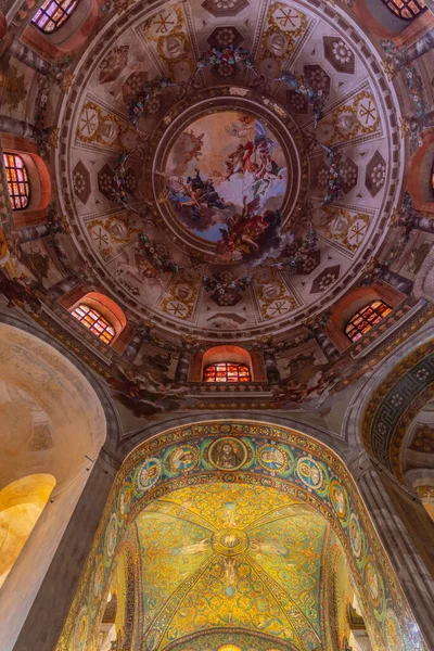 Ravenna, İtalya, 1 Eylül 2021: İtalyan kenti Ravenna 'da San Vitale Bazilikası içindeki dekorasyon.