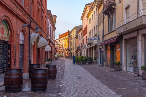 Ravenna, İtalya, 1 Eylül 2021: İtalyan kenti Ravenna 'nın merkezindeki ticari cadde.