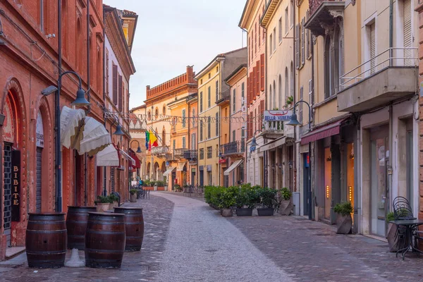 Ravenna, İtalya, 1 Eylül 2021: İtalyan kenti Ravenna 'nın merkezindeki ticari cadde.