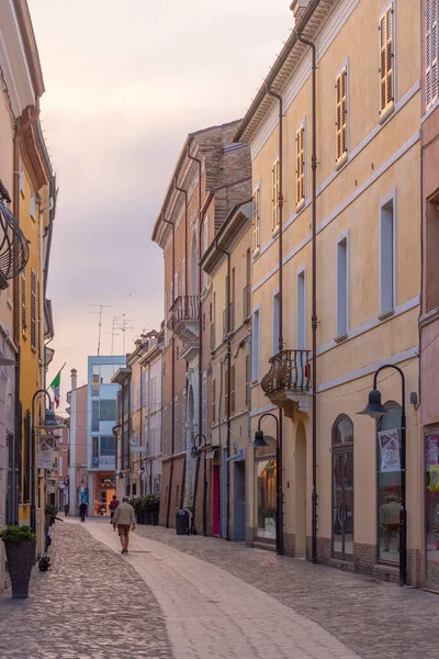 Ravenna, İtalya, 1 Eylül 2021: İtalyan kenti Ravenna 'nın merkezindeki ticari cadde.