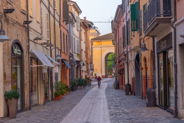 Ravenna, İtalya, 1 Eylül 2021: İtalyan kenti Ravenna 'nın merkezindeki ticari cadde.